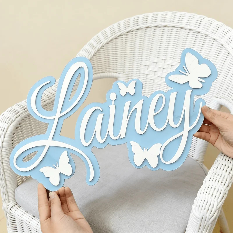 Baby Nursery Kids - ป้ายชื่อเด็กแบบส่วนตัว ดีไซน์สีฟ้าพร้อมผีเสื้อสีขาว ของตกแต่งผนังสไตล์มินิมอลสำหรับห้องเด็ก