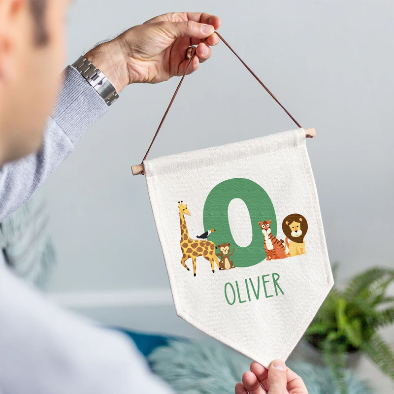 Baby Nursery Hanging Decor - ธงแขวนผนังรูปสัตว์ป่าแบบกำหนดเองได้ พร้อมชื่อส่วนตัว สำหรับตกแต่งห้องนอนเด็ก ของขวัญสำหรับเด็กแรกเกิด ตกแต่งห้องเด็กอ่อน